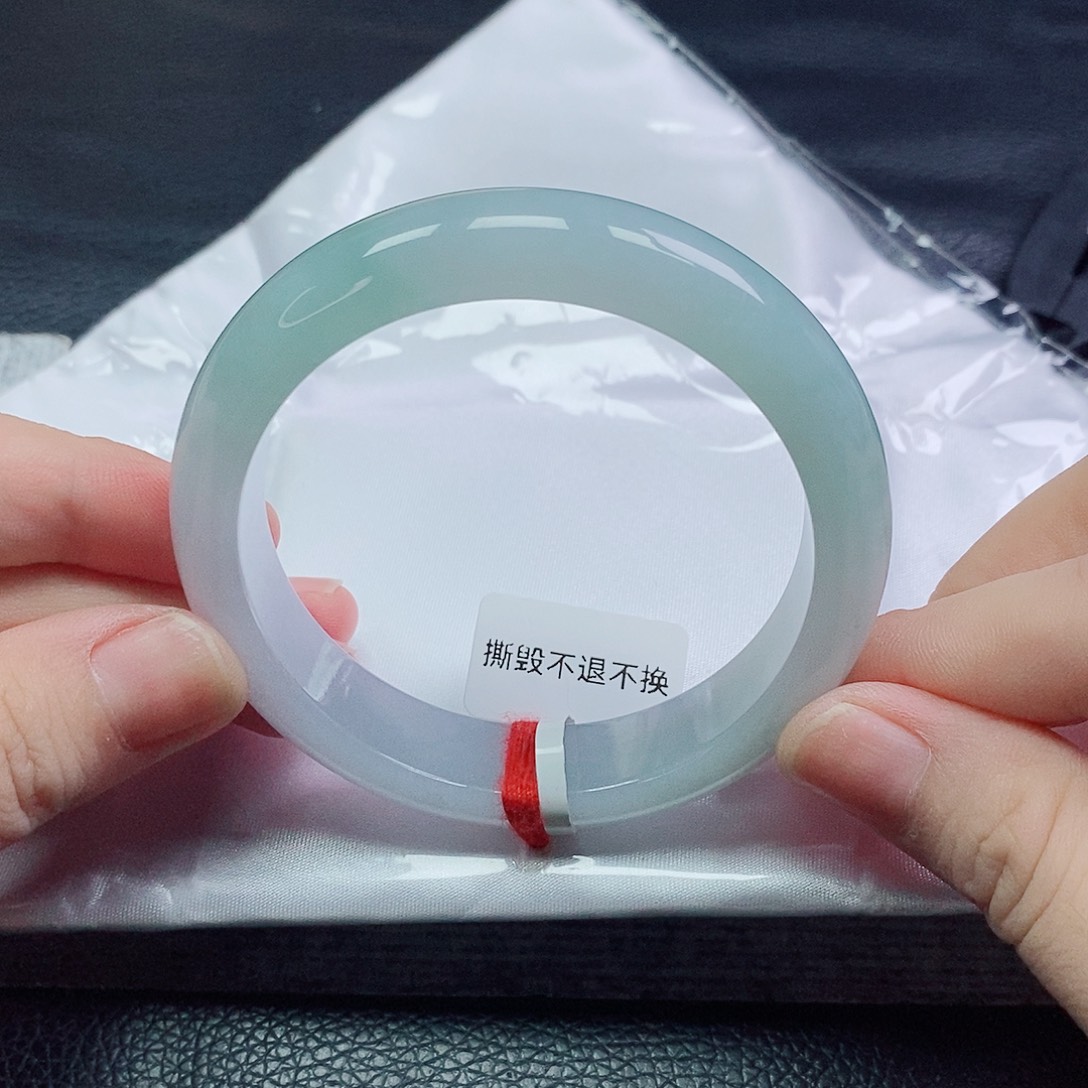 翡翠手镯未镶嵌正装淡绿渐变