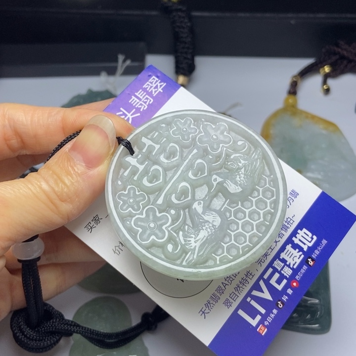 翡翠挂件未镶嵌翡翠