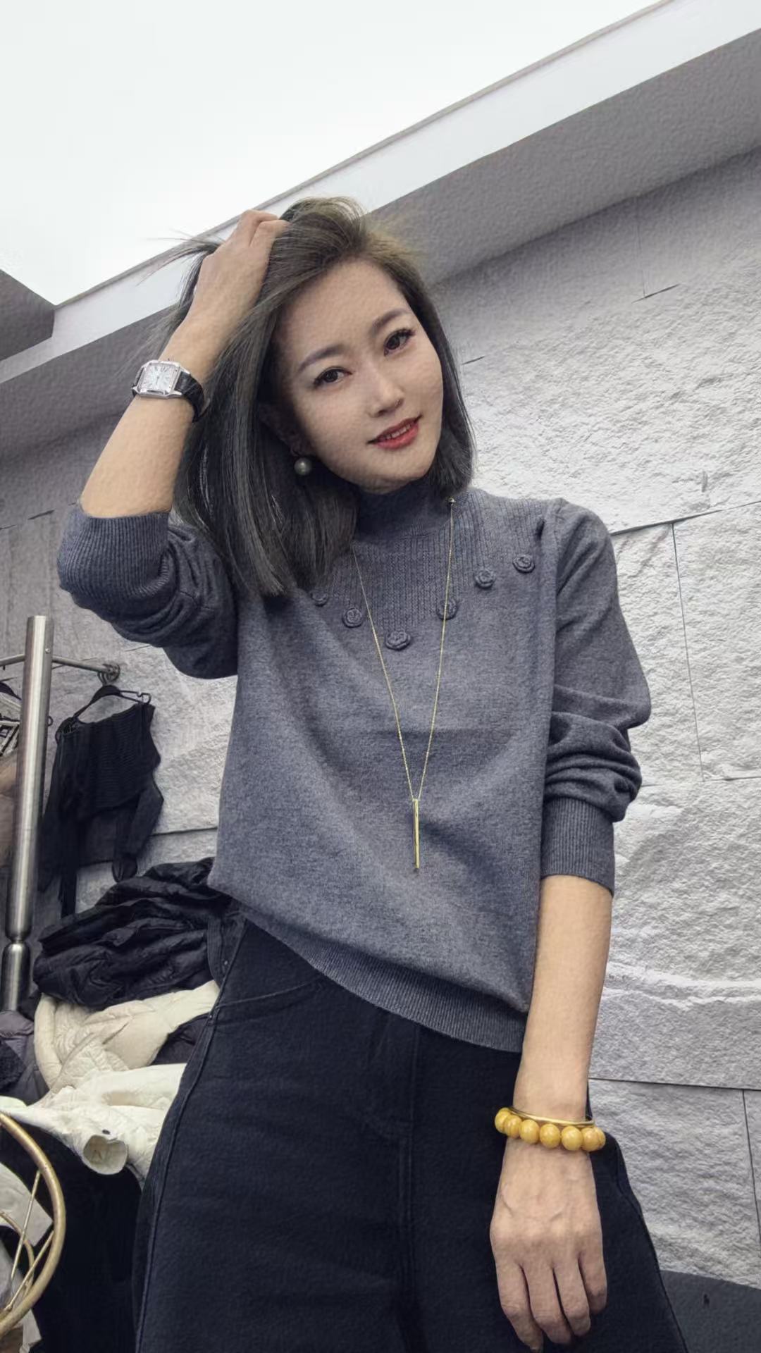 花朵中领针织毛衣