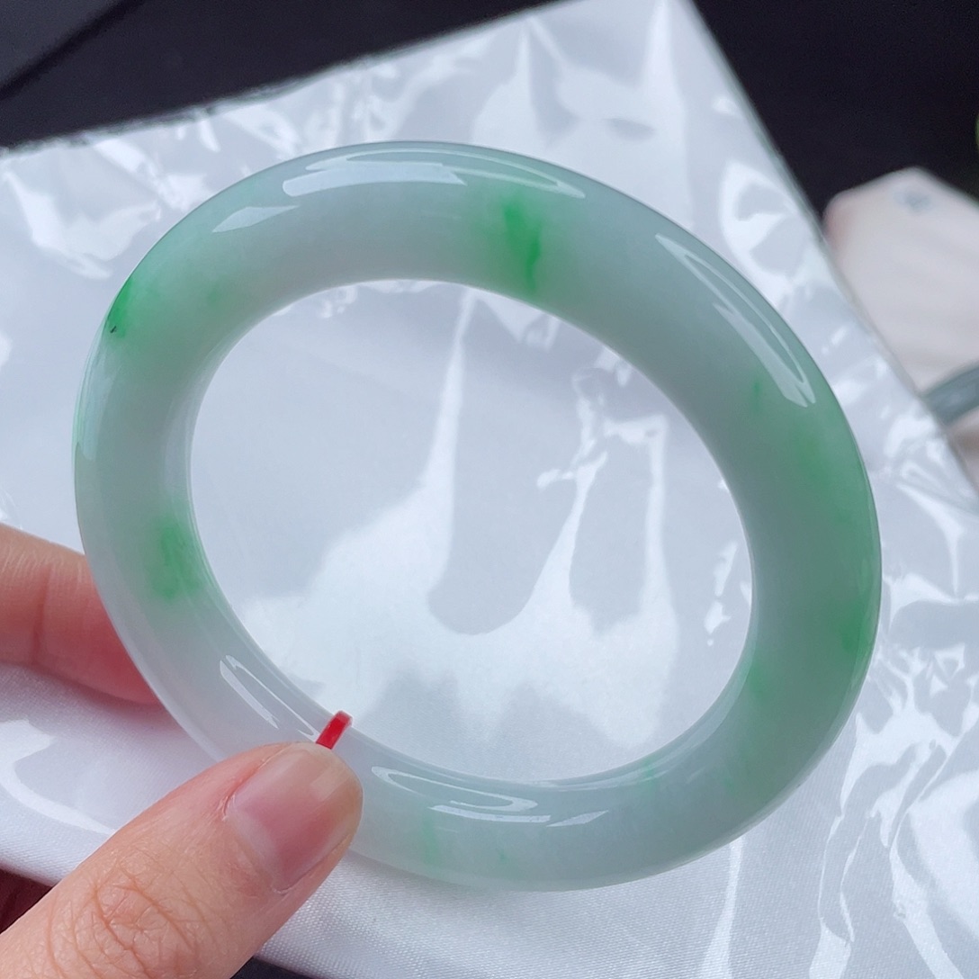 翡翠手镯未镶嵌56圈