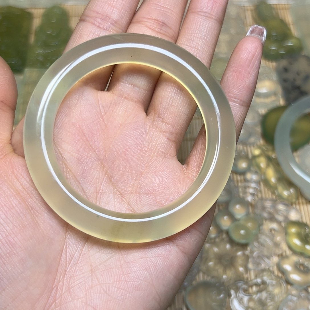 蛇纹石玉手镯未镶嵌招****?