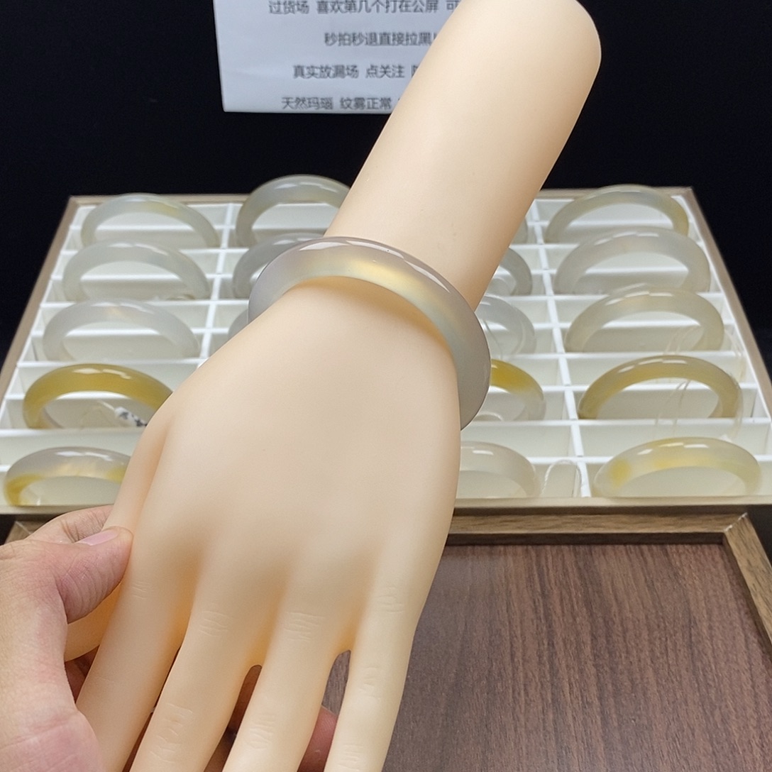 焱***玥玛瑙/玉髓未镶嵌手镯
