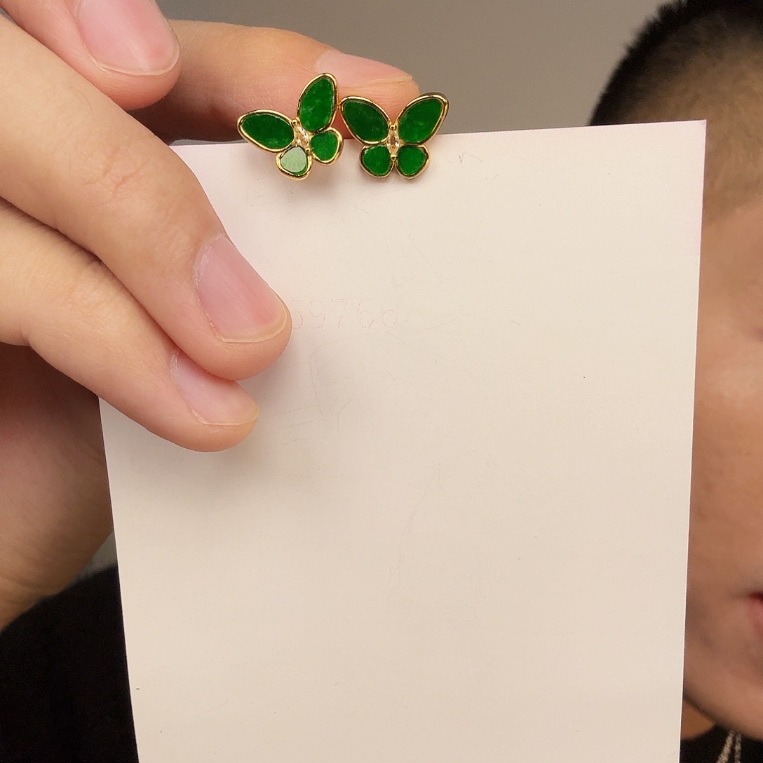 翡翠未镶嵌颈饰一对