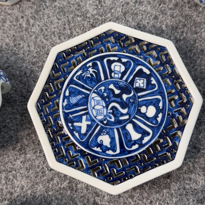 今***在景德镇手工手绘陶瓷