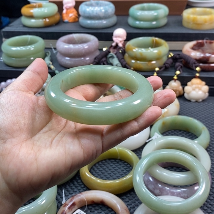 未镶嵌手镯石英岩玉