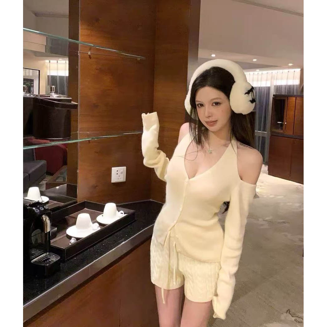 【温柔风挂脖露肩长袖针织衫】气质性感V领纽扣显瘦百搭挖肩上衣