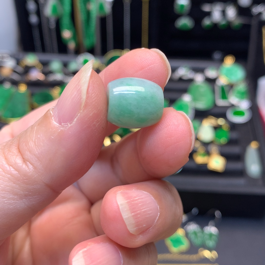 翡翠未镶嵌颈饰有纹