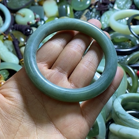 岫玉手镯未镶嵌57口径