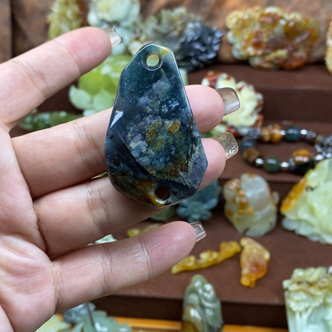 衣***装蛇纹石玉未镶嵌颈饰