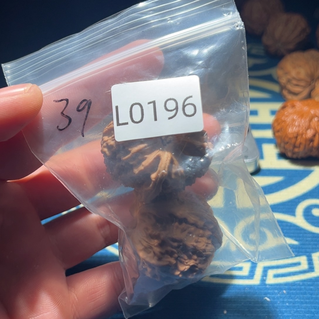 文玩核桃吊坠白狮子