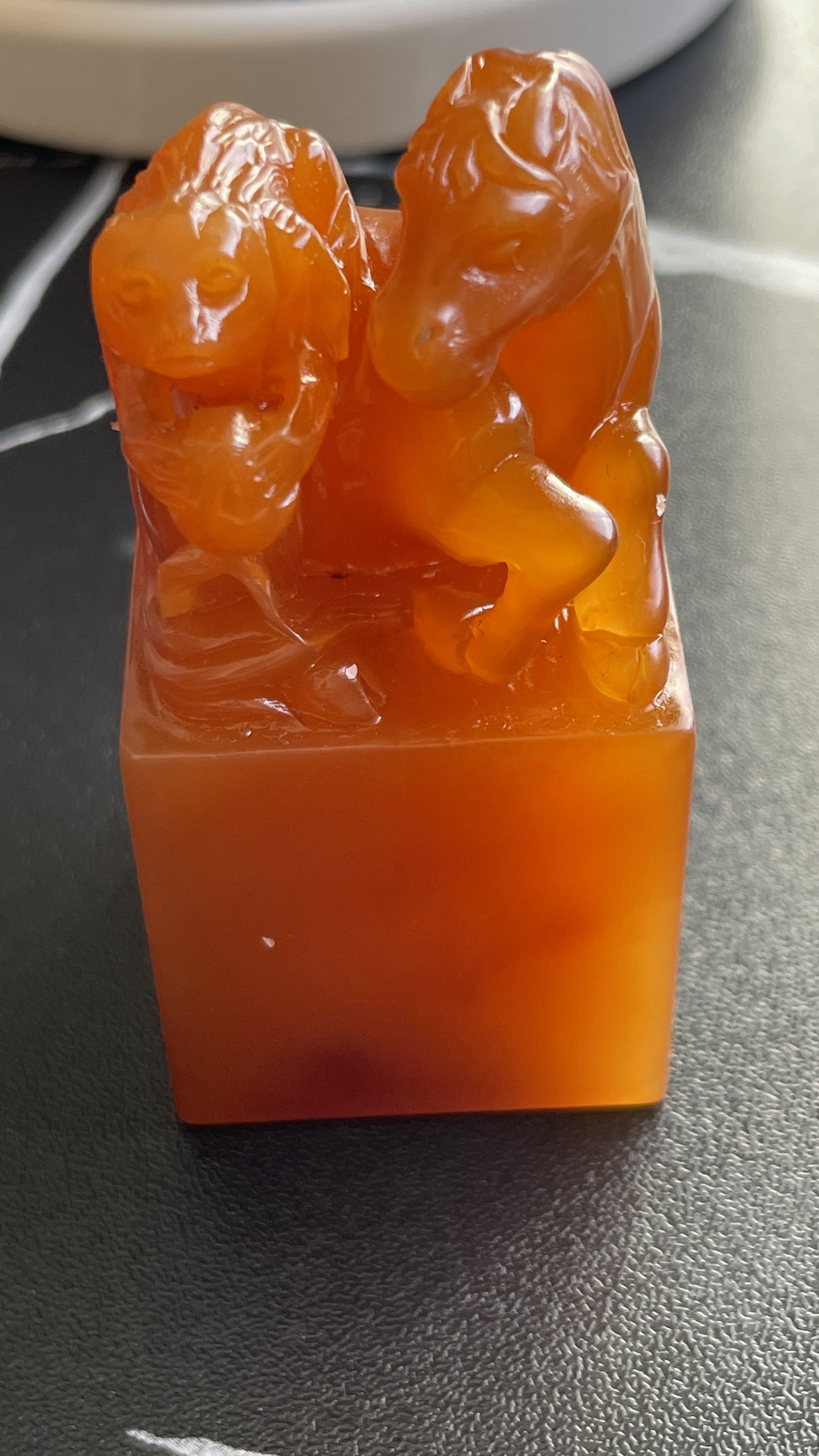 寿山石红田老料尺寸：6.6/3.2/3.2cm。克重：128.3g。题材：马上封侯。，