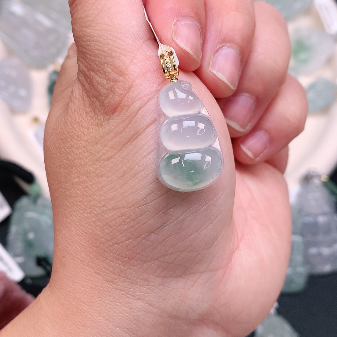 翡翠颈饰18K金镶嵌冰胶飘绿豆子