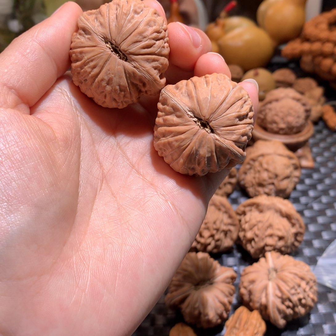 文玩核桃把件向**鹰铁锤