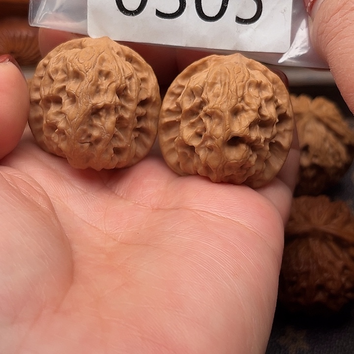文玩核桃吊坠野狼全品36