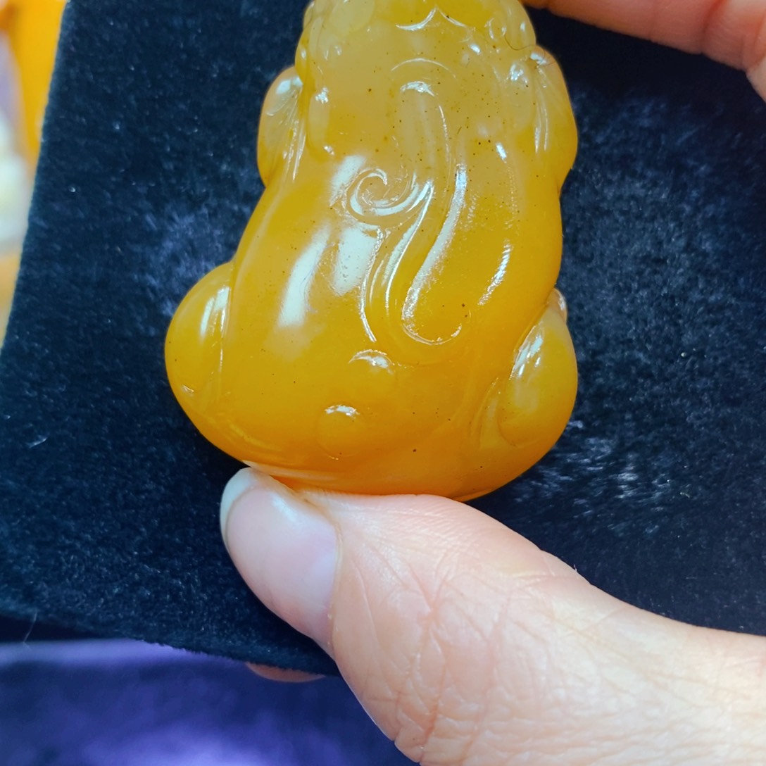 未镶嵌石英质玉（黄龙玉）颈饰