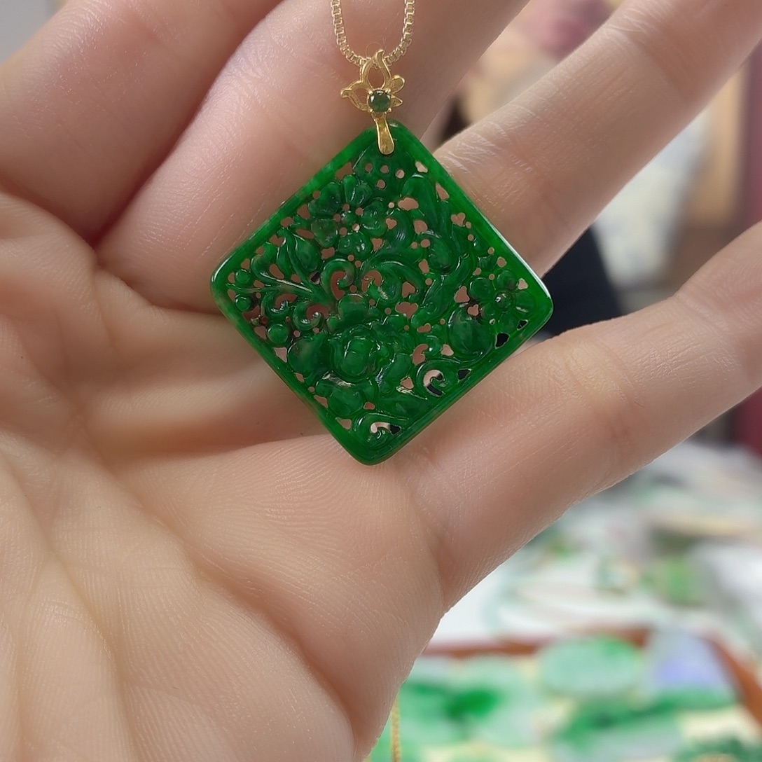 翡翠18K金镶嵌颈饰翡翠