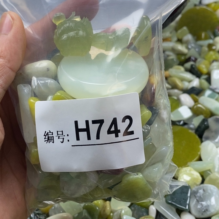 蛇纹石玉鱼缸石未镶嵌