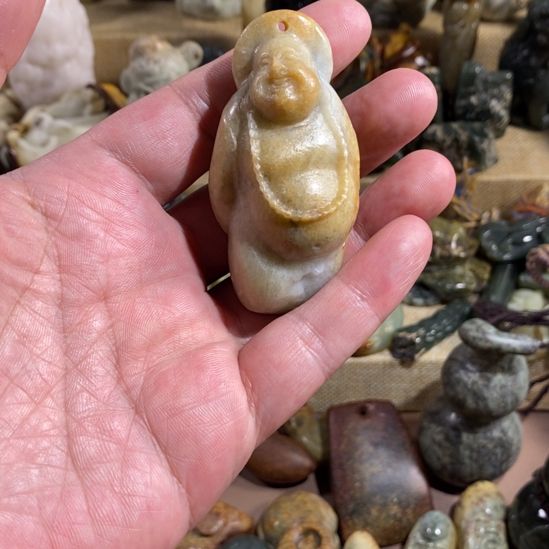 未镶嵌岫岩河磨玉（透闪石质玉）挂件