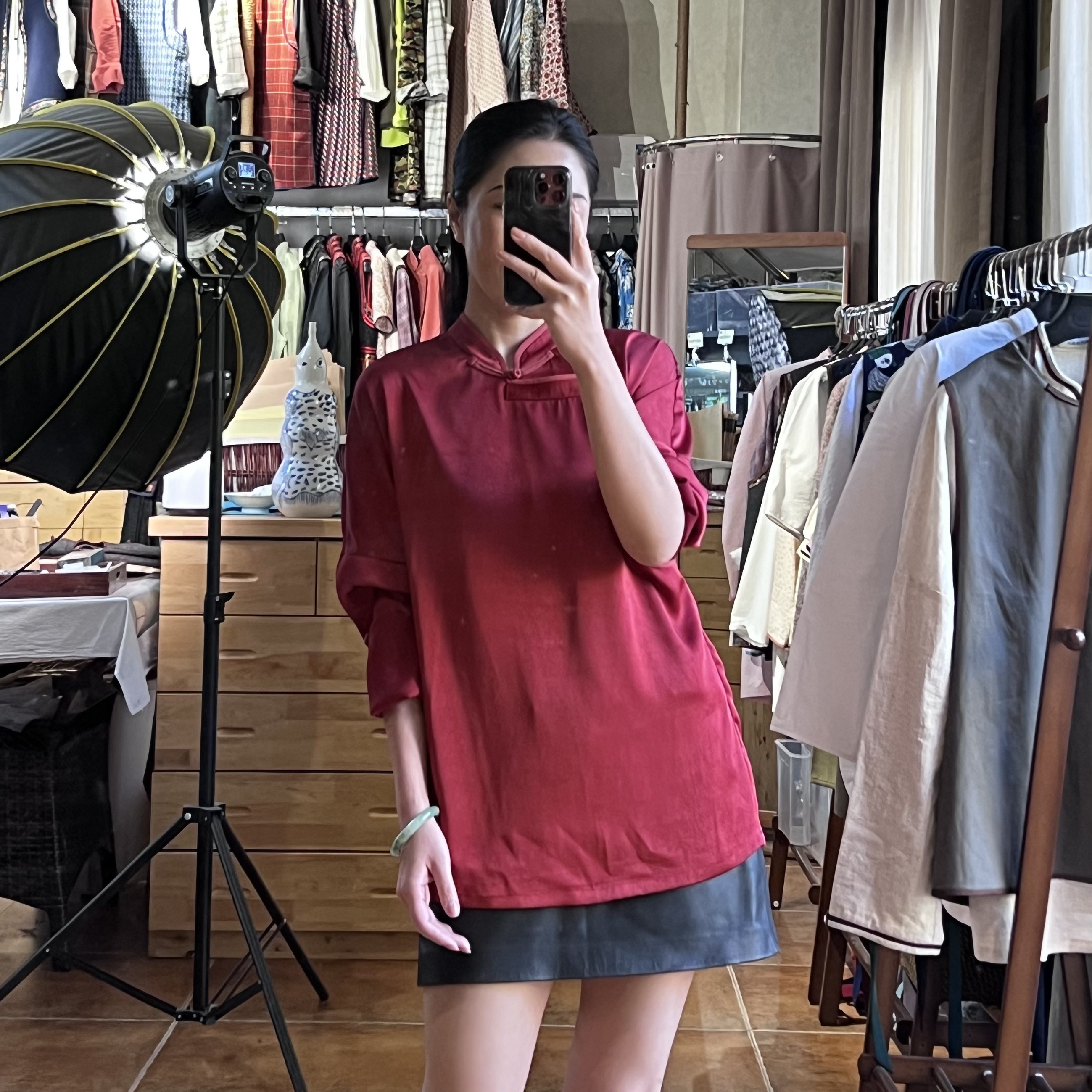 乌银·铜氨丝和金丝绒上衣