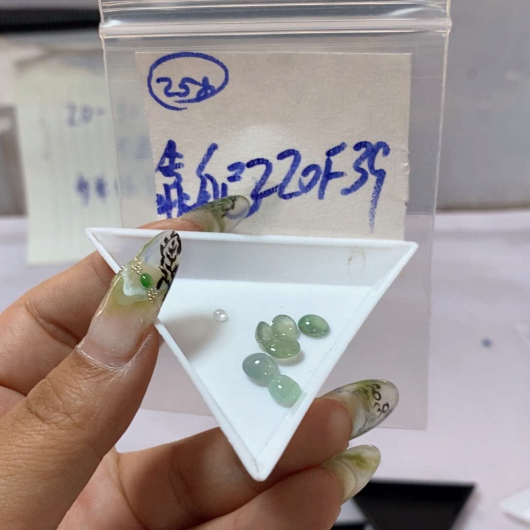 定制翡翠未镶嵌靠*己不