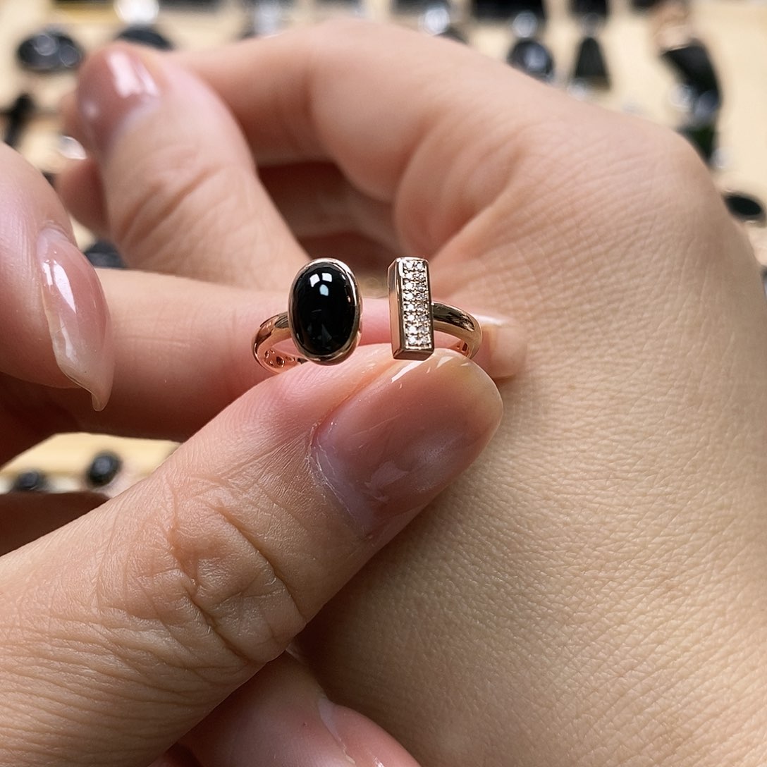 翡翠戒指18K金镶嵌墨翠