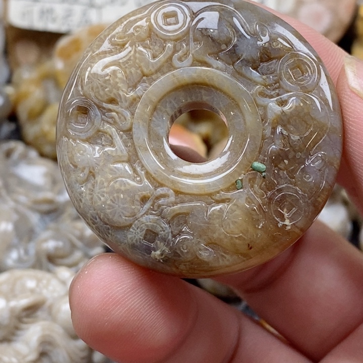颈饰未镶嵌硅化珊瑚（珊瑚玉）有瑕