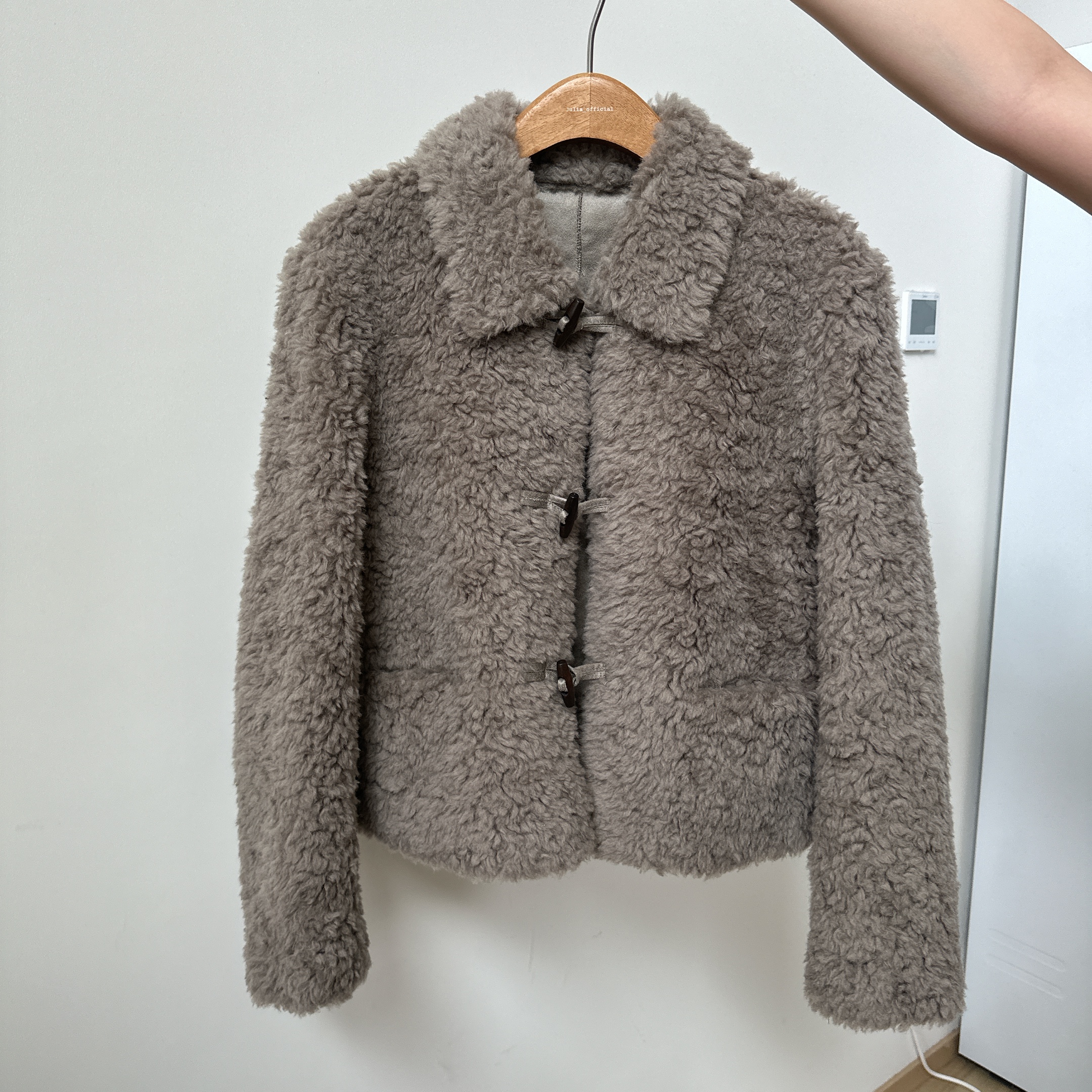 韩系复古翻领“小牛角扣”短款毛毛外套