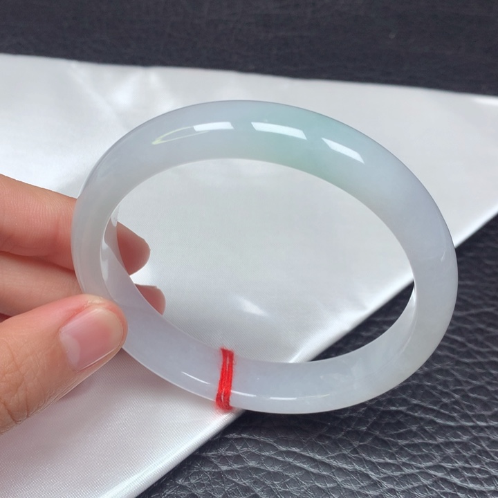 翡翠手镯未镶嵌。