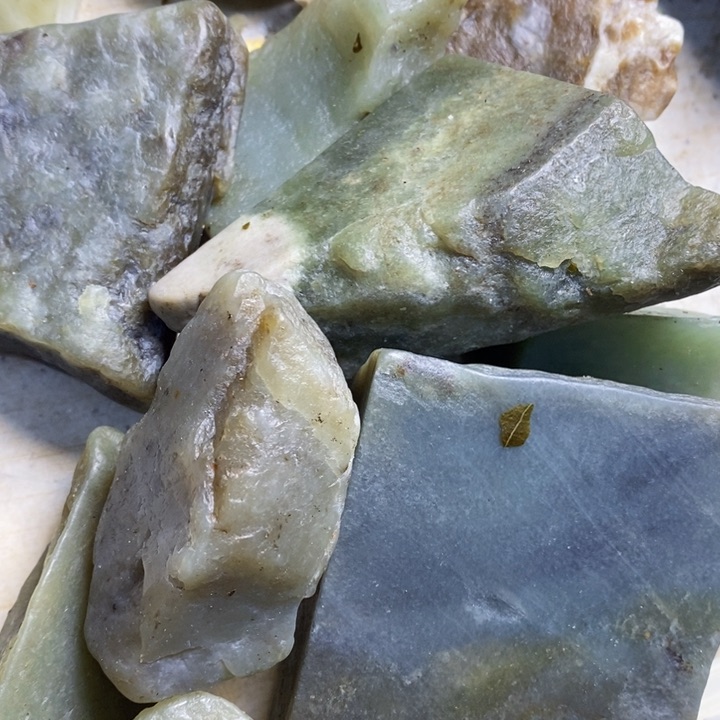 透闪石质玉挂件未镶嵌