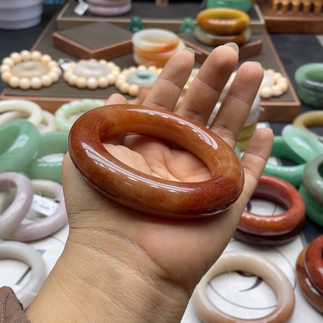 晓***晴石英岩玉未镶嵌手镯