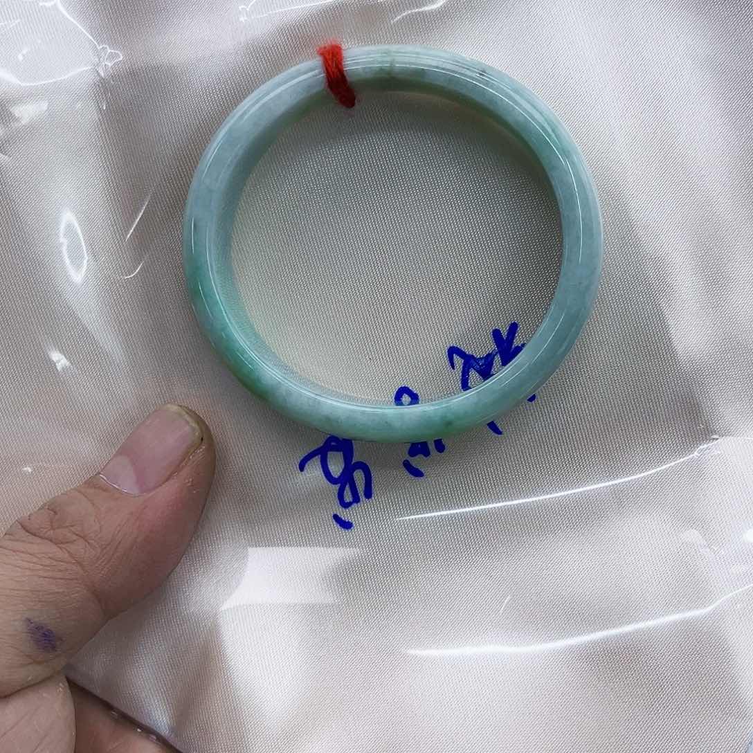 翡翠手镯未镶嵌在****潘天然A货翡手镯精美时尚