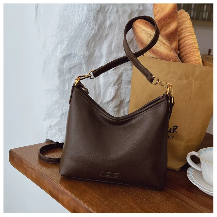 今年流行小包包女25新款春秋季复古百搭斜挎包韩系单肩腋下水桶包