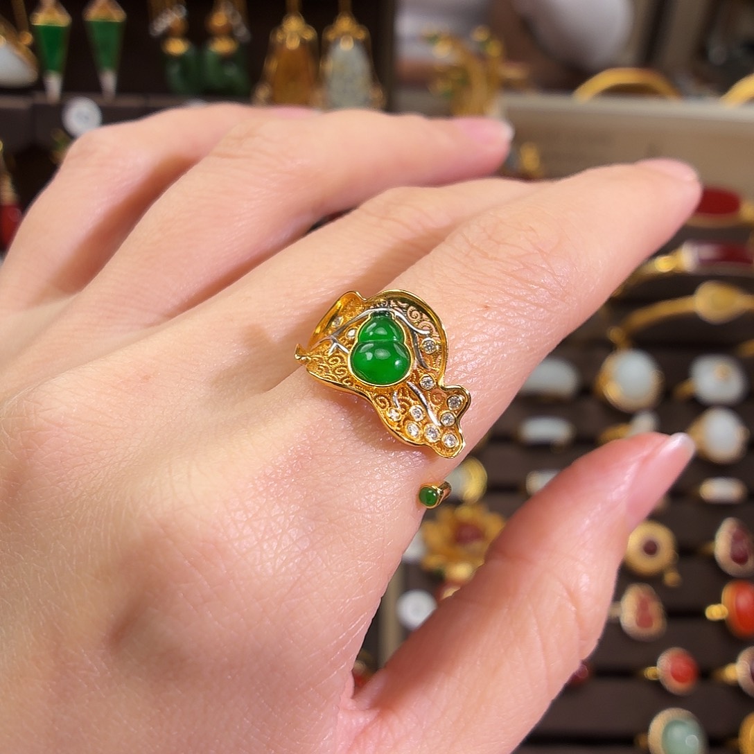 颈饰18K金镶嵌翡翠?**x