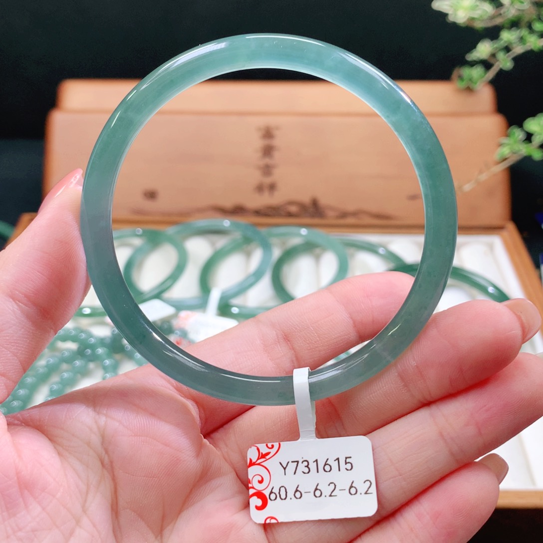 翡翠手镯未镶嵌天然
