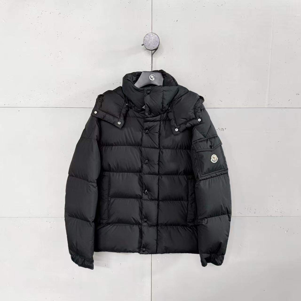 Moncler蒙口盟可睐黑色Maya70周年系列羽绒服