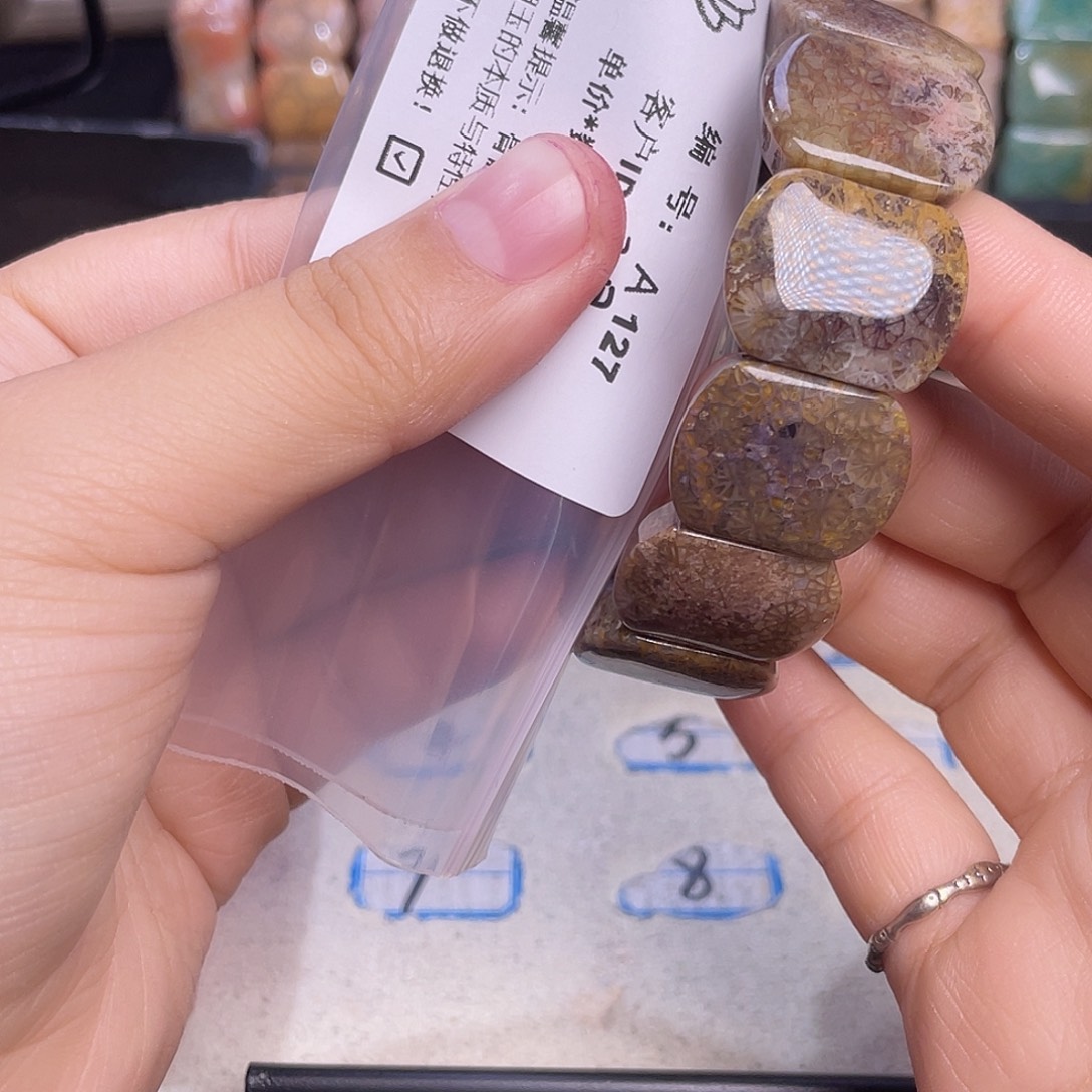 冒***冒硅化玉未镶嵌圈手牌