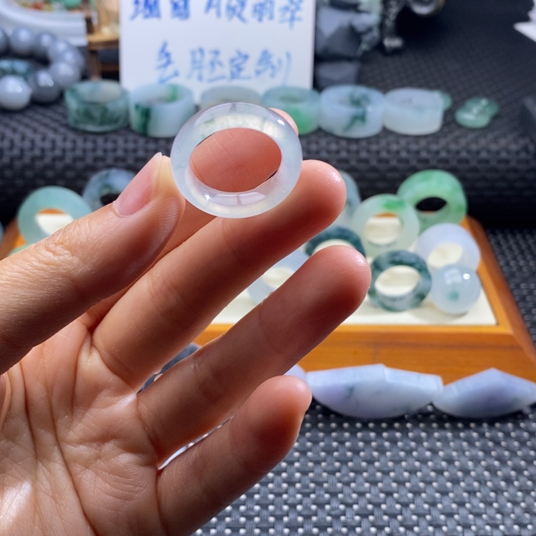 柚****定制翡翠未镶嵌戒指