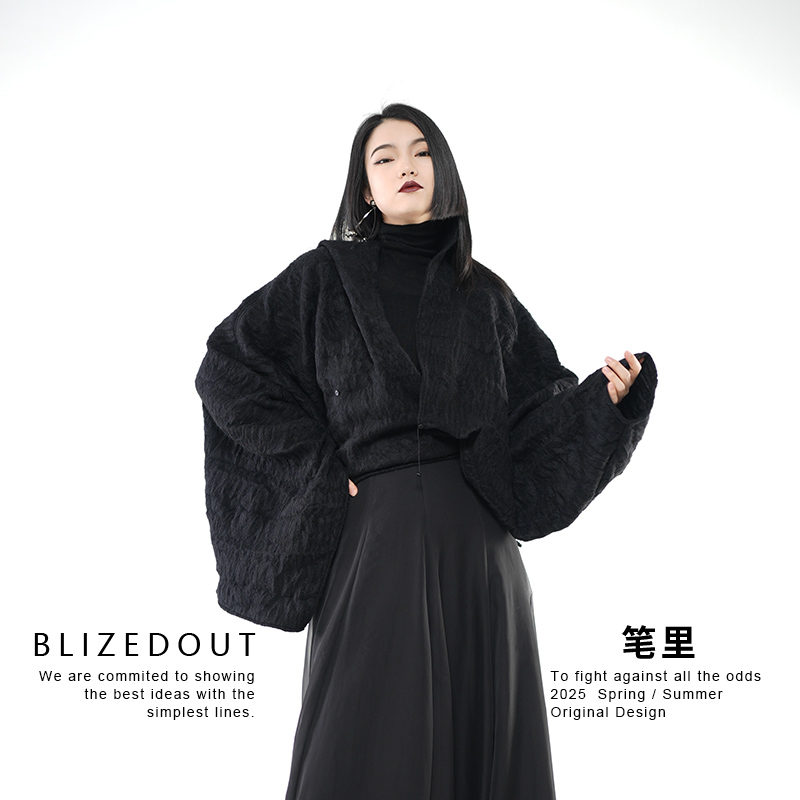 笔里【BLIZEDOUT】独立设计5122001黑色褶皱肌理不对称风短外套