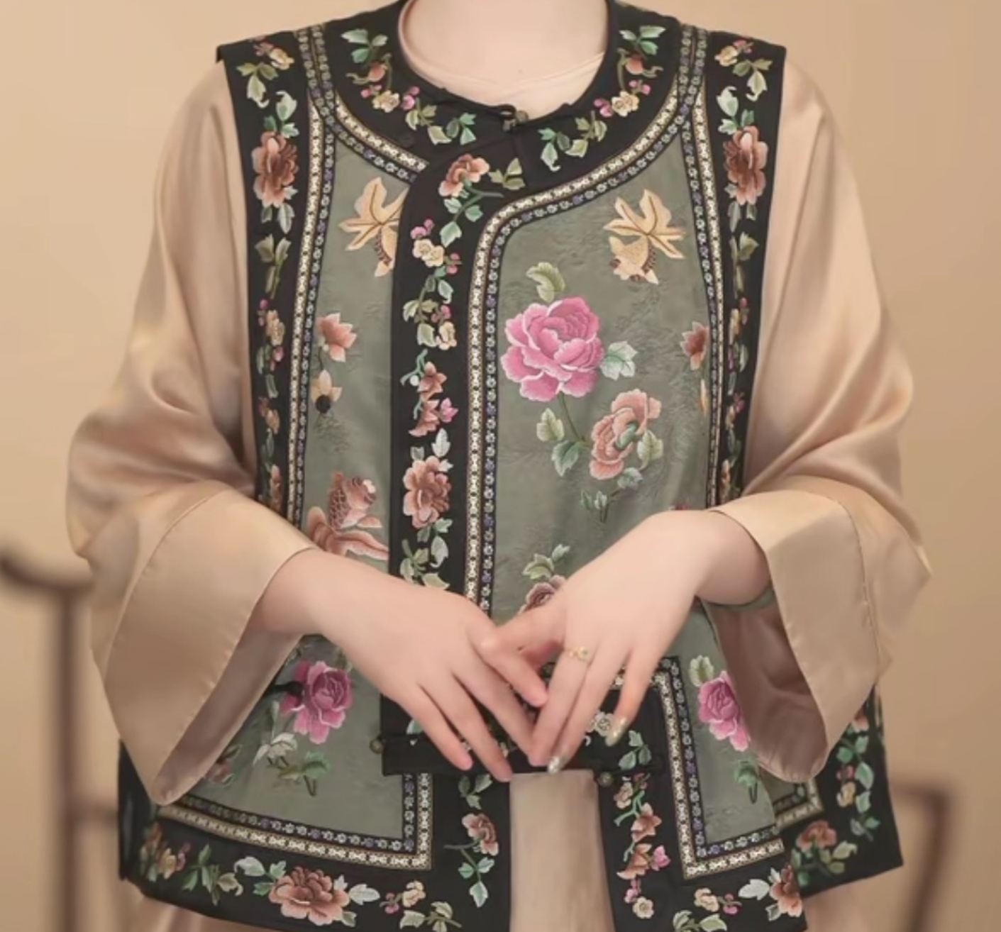 扶摇美人｜新中式日常时尚百搭重工刺绣马甲提花2025B19372-彤彤