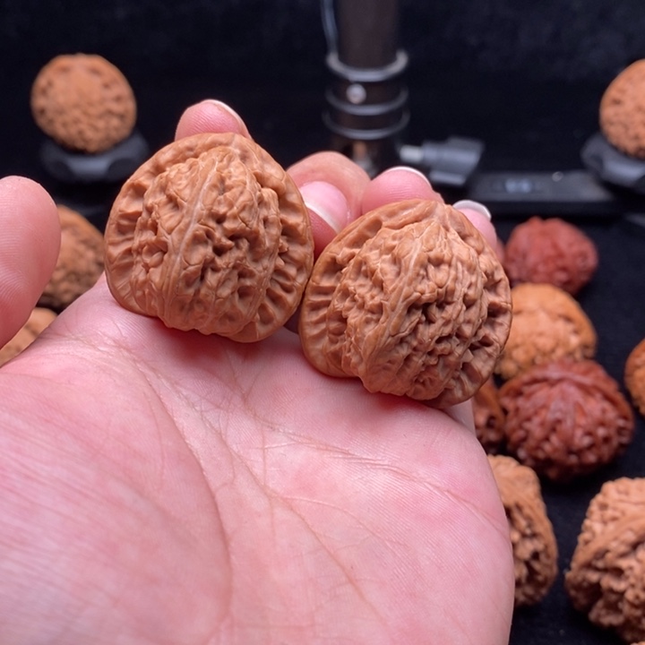 蒸***羔文玩核桃吊坠36全品三角白 