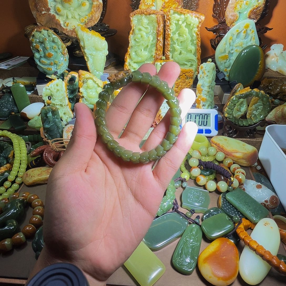 未镶嵌透闪石质玉珠宝奇石
