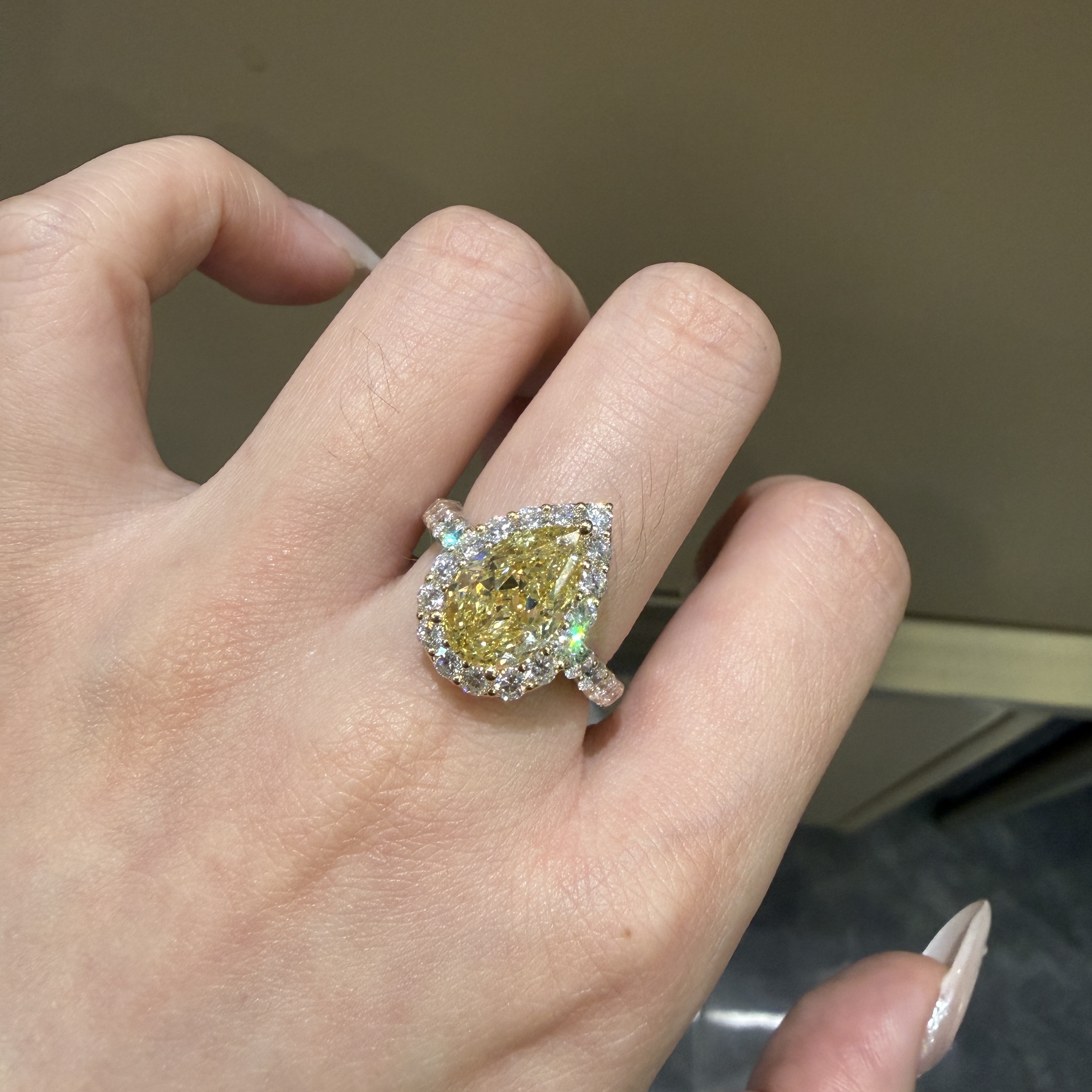 实验室培育钻石K黄戒臂带钻黄钻水滴围镶钻戒豪华大气款培育钻石