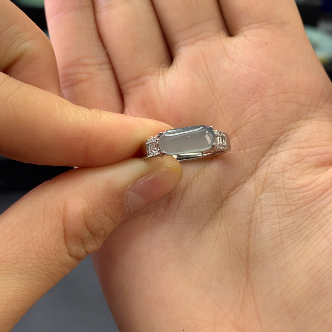 翡翠颈饰未镶嵌马鞍戒