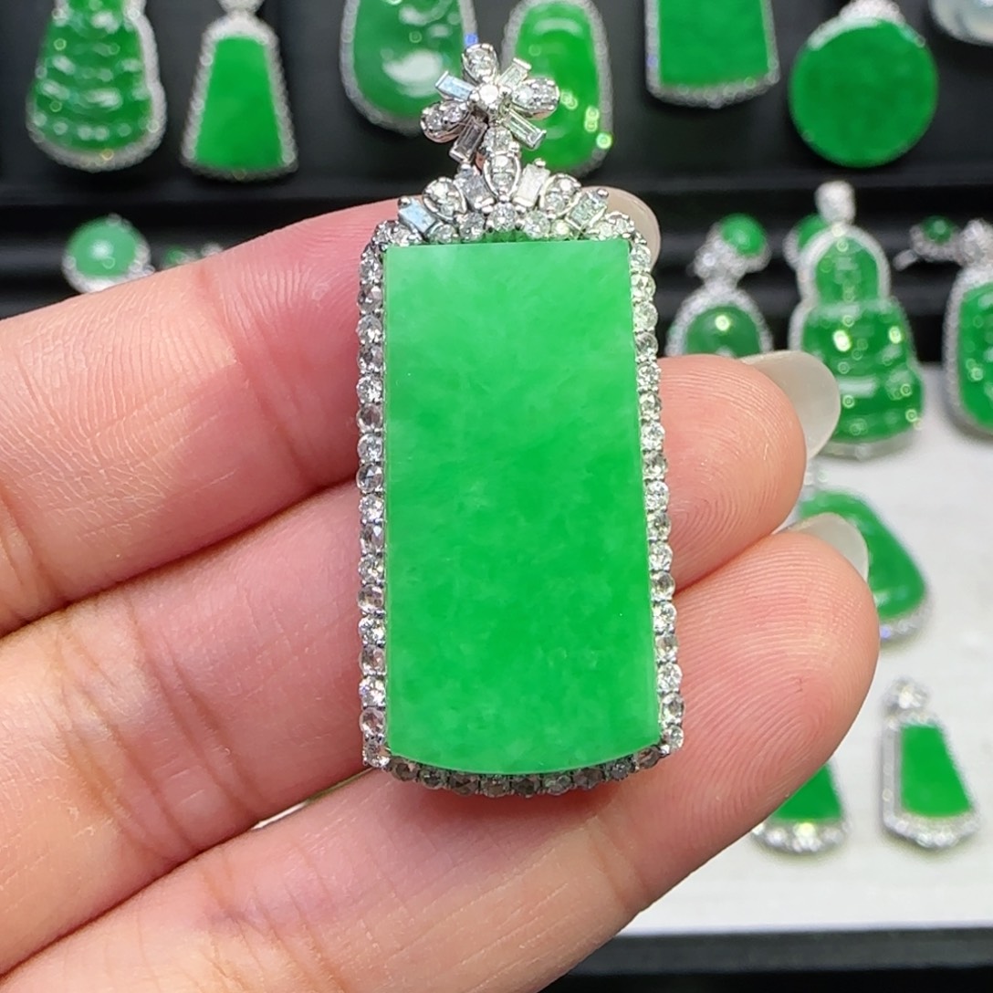 翡翠18K金镶嵌颈饰吊坠