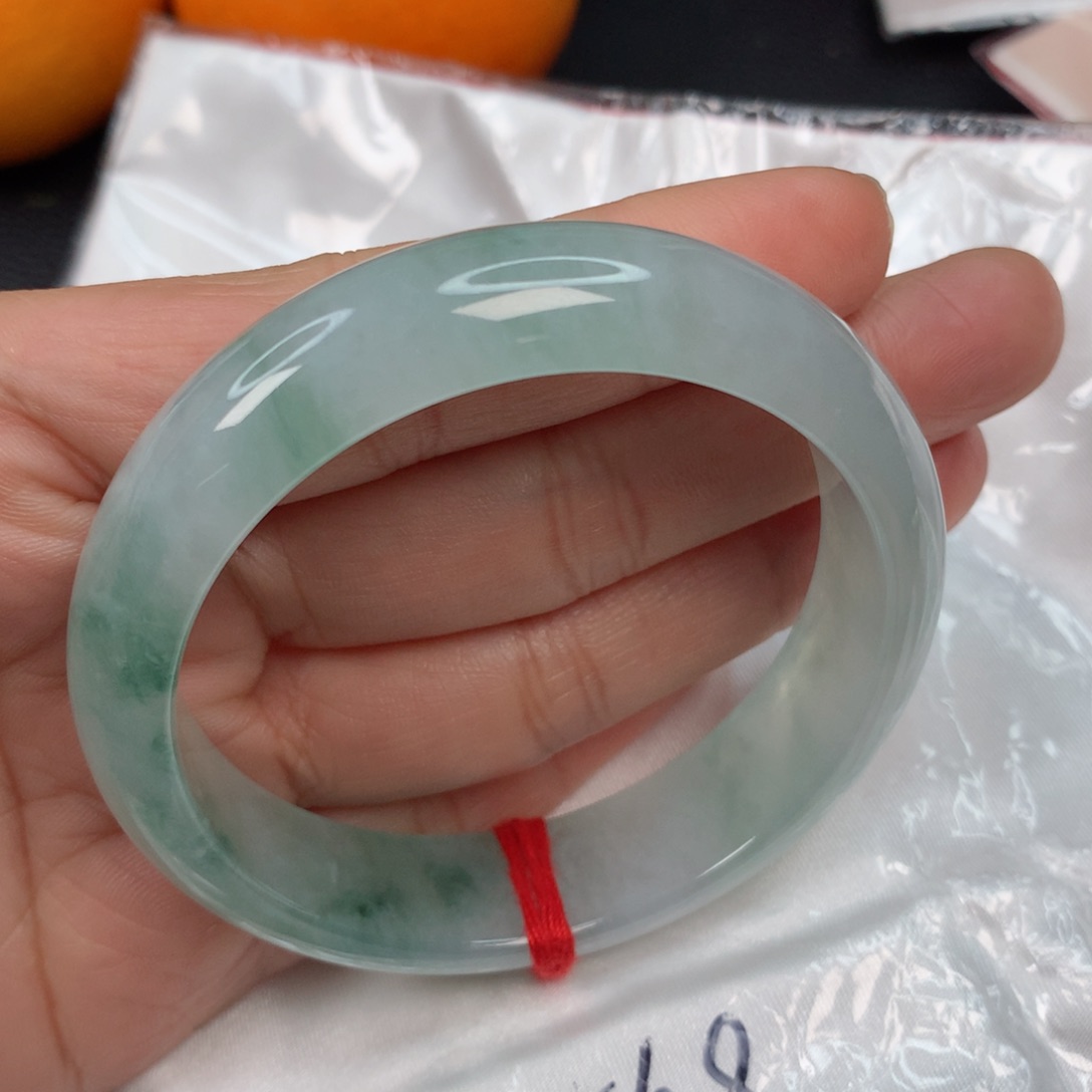 翡翠手镯未镶嵌………….