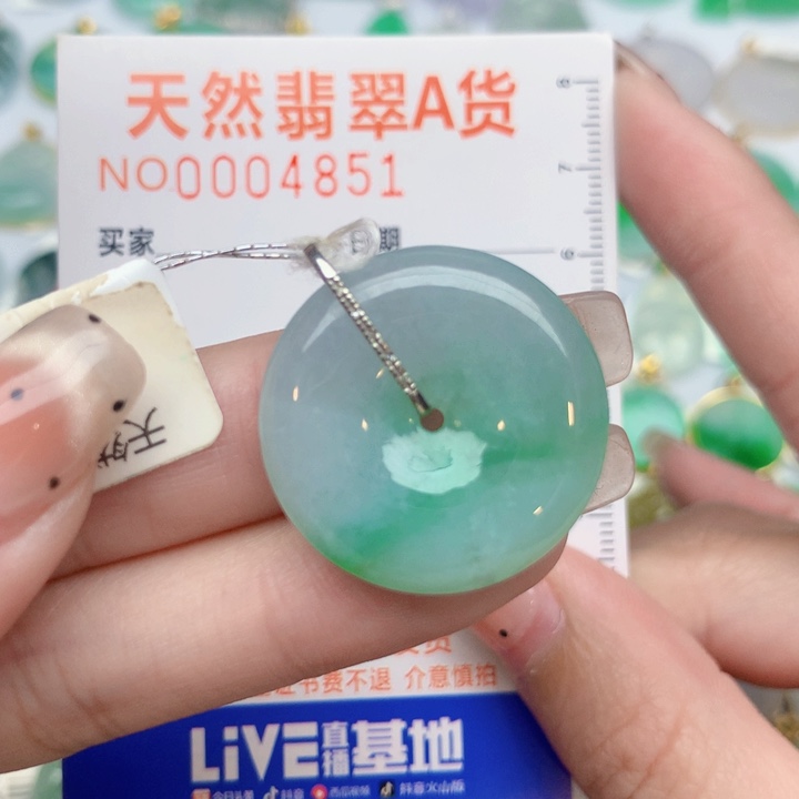 翡翠18K金镶嵌颈饰扣