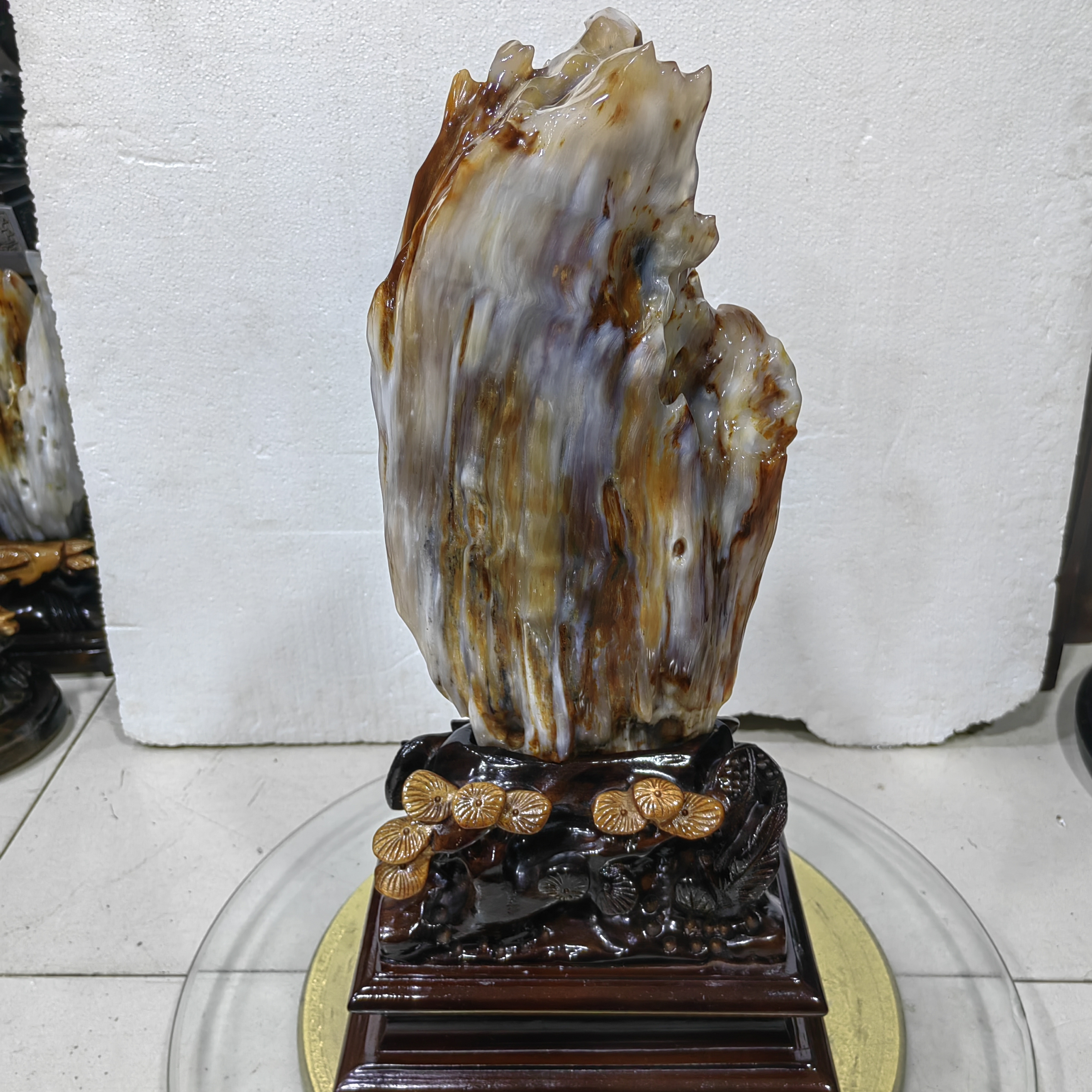 《独占鳌头》连底座总高50公分，裸石净尺寸31/17/8长宽厚，重12斤