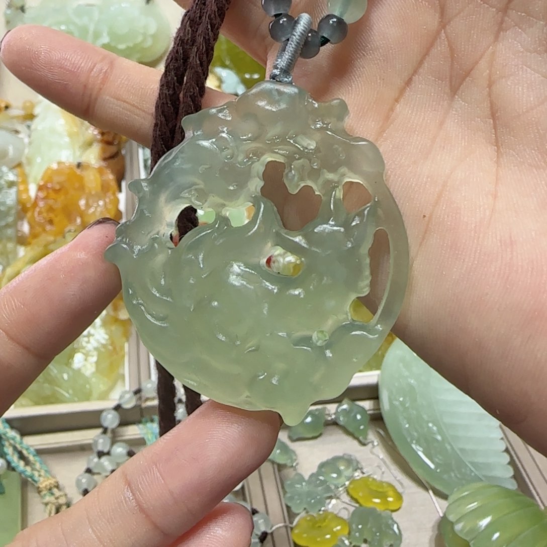 未镶嵌蛇纹石玉吊坠