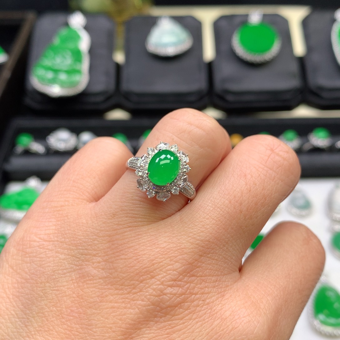 翡翠吊坠(不含链)18K金镶嵌追*蛇