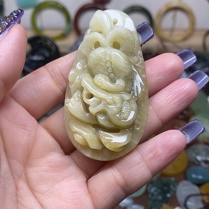 蛇纹石玉吊坠未镶嵌